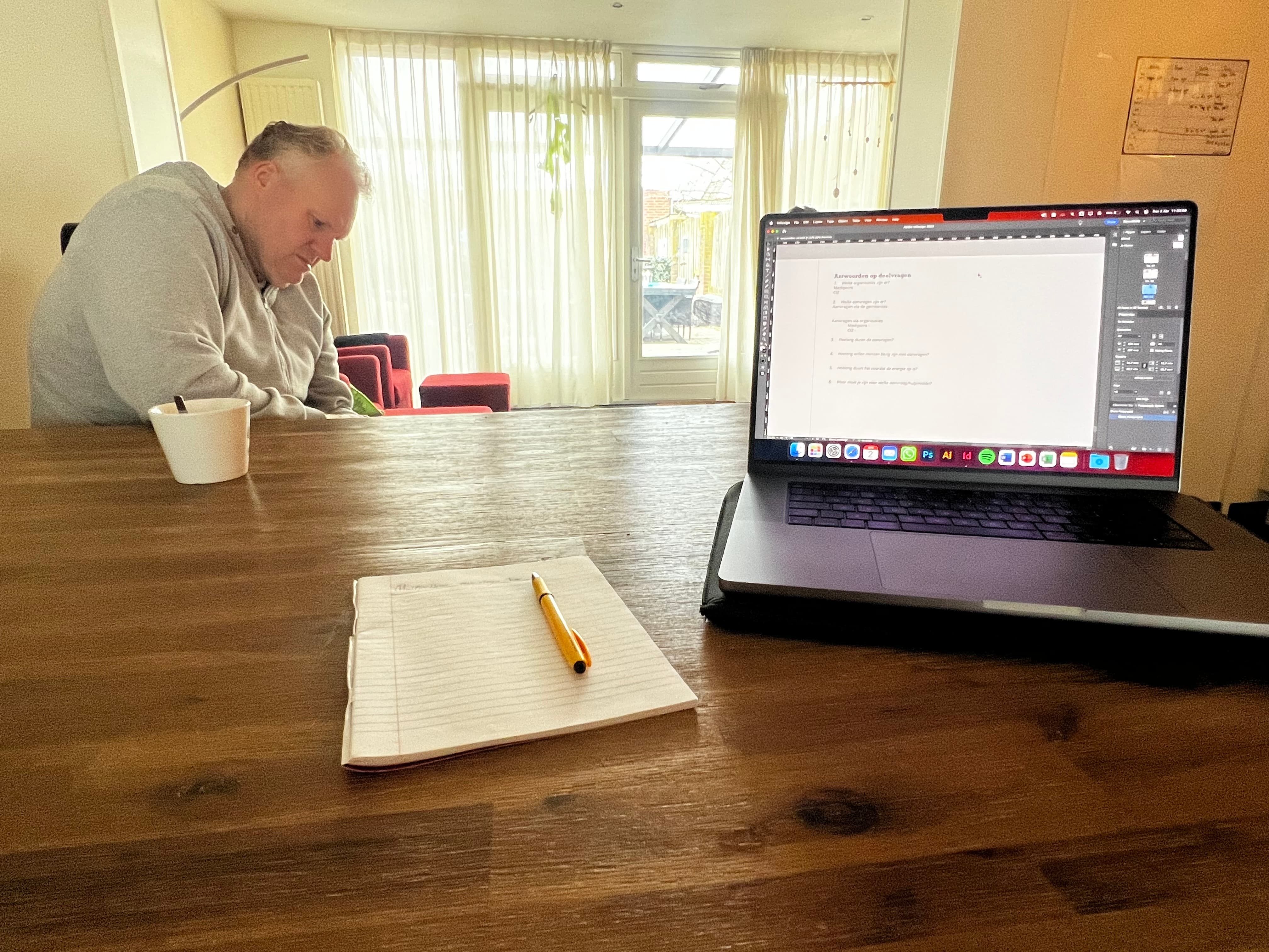 Rick Marcelissen is in gesprek met zijn vader. Ze zitten tegenover elkaar aan de keukentafel.