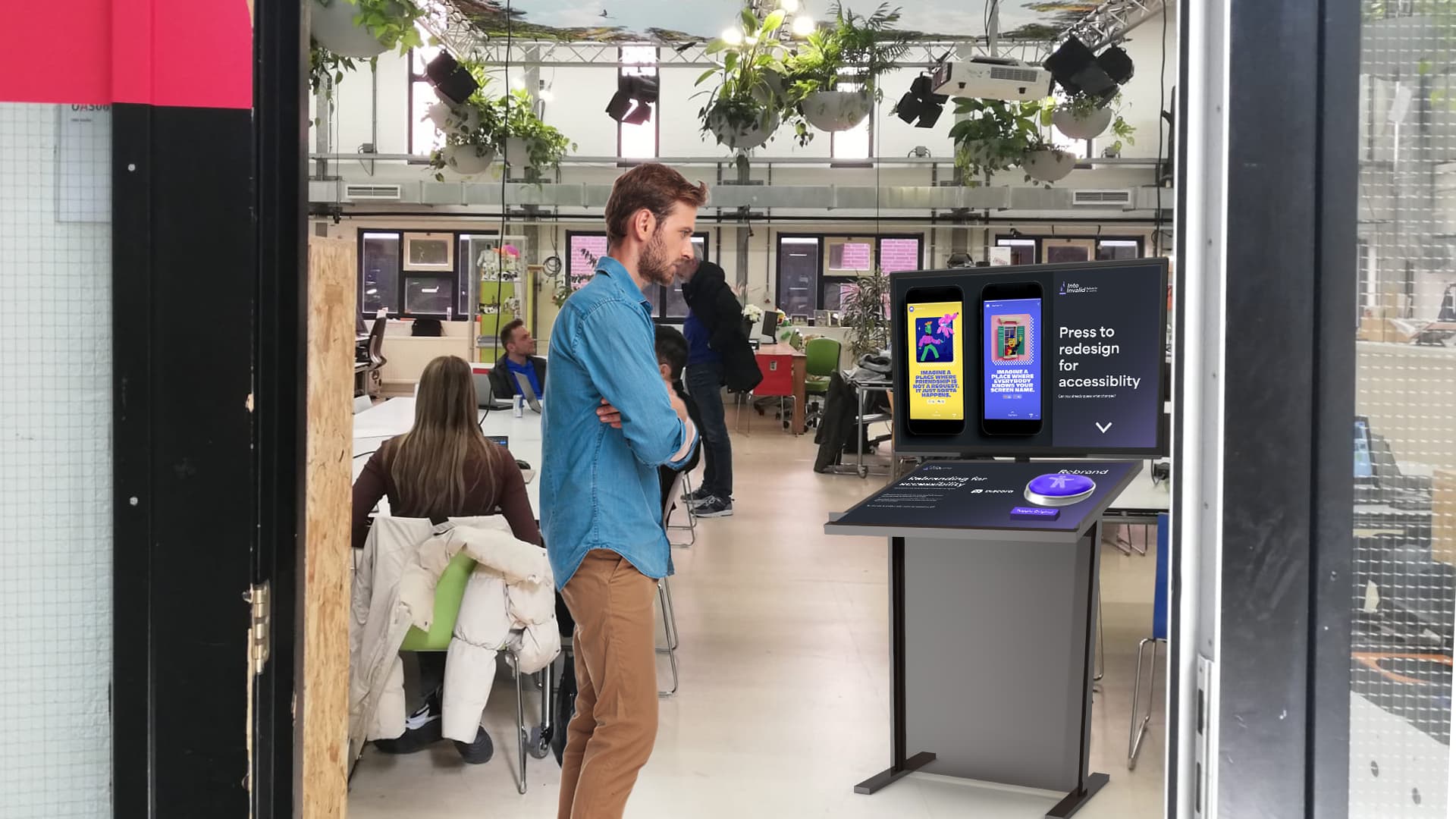 In het drukke Techlab van Avans Hogeschool Den Bosch staat een pillaar met een grote drukknop en een scherm. Op het scherm staat 'Rebrand for accessibility'.