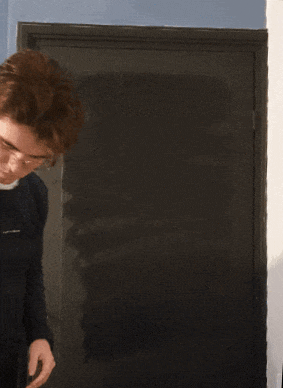 Rick van de Sande schrijft ideeën voor zijn project op op een krijtbord.