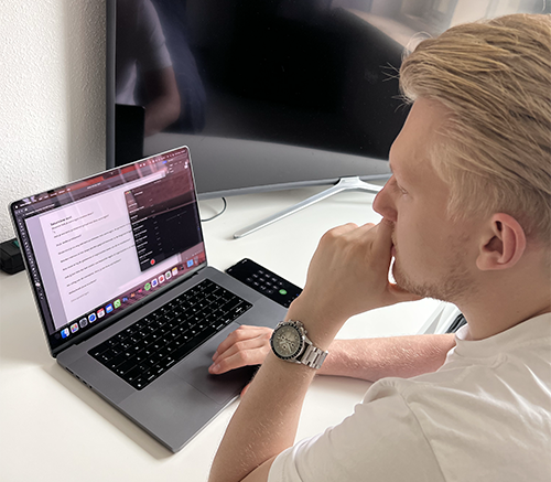 Een foto over de schouder van Rick Marceslissen, waarin we mee kunnen kijken op het scherm van zijn laptop. Hij zit klaar om een interview te houden.