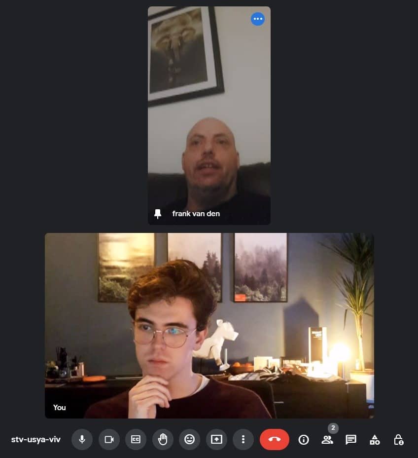 Rick van de Sande houdt via Google Meet een online interview met Frank, die vertelt over zijn auditieve aandoening.